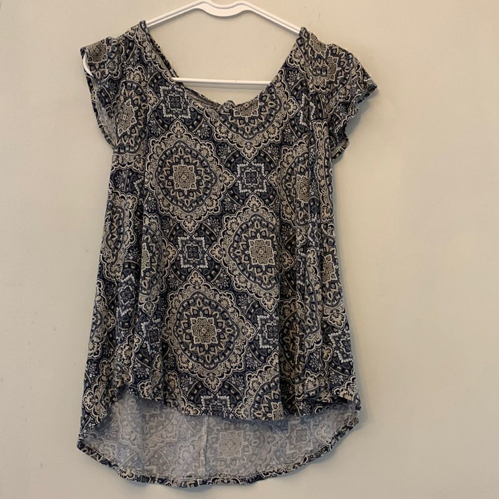 Bobeau print blue tee with ruffled cap sleeves and keyhole back Size S